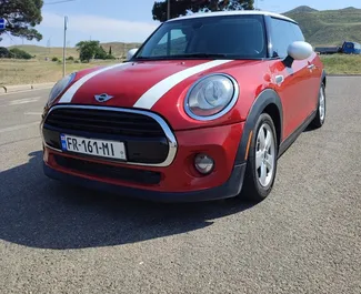 Vista frontale di un noleggio Mini Cooper S a Tbilisi, Georgia ✓ Auto #14052. ✓ Cambio Automatico TM ✓ 0 recensioni.