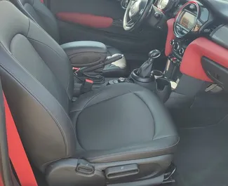 Interni di Mini Cooper S in affitto in Georgia. Un'ottima auto da 5 posti con cambio Automatico.