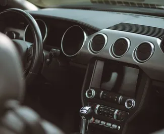 Interni di Ford Mustang Cabrio in affitto in Georgia. Un'ottima auto da 4 posti con cambio Automatico.