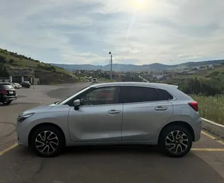 Vista frontale di un noleggio Suzuki Baleno a Tbilisi, Georgia ✓ Auto #13933. ✓ Cambio Automatico TM ✓ 1 recensioni.
