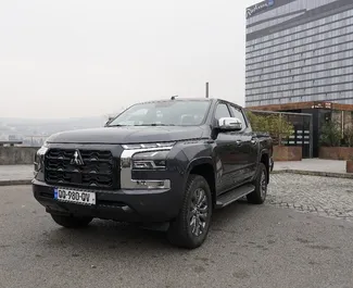 Vista frontale di un noleggio Mitsubishi L200 a Tbilisi, Georgia ✓ Auto #13654. ✓ Cambio Automatico TM ✓ 0 recensioni.