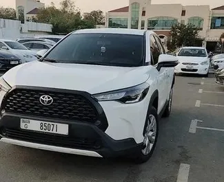 Vista frontale di un noleggio Toyota Corolla Cross a Dubai, Emirati Arabi Uniti ✓ Auto #13959. ✓ Cambio Automatico TM ✓ 0 recensioni.