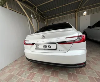 Noleggio auto Toyota Camry 2024 negli Emirati Arabi Uniti, con carburante Ibrido e 204 cavalli di potenza ➤ A partire da 93 AED al giorno.