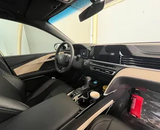 Noleggio Toyota Camry. Auto Comfort, Premium per il noleggio negli Emirati Arabi Uniti ✓ Cauzione di Deposito di 500 AED ✓ Opzioni assicurative RCT.