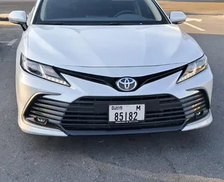 Noleggio auto Toyota Camry 2024 negli Emirati Arabi Uniti, con carburante Benzina e 203 cavalli di potenza ➤ A partire da 93 AED al giorno.