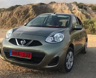 Vista frontale di un noleggio Nissan Micra a Paphos, Cipro ✓ Auto #1218. ✓ Cambio Automatico TM ✓ 2 recensioni.