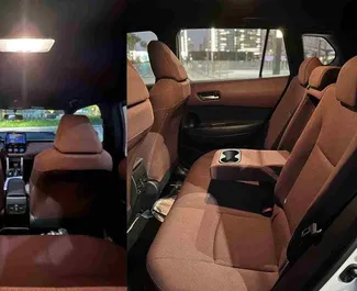Vista frontale di un noleggio Toyota Corolla Cross a Dubai, Emirati Arabi Uniti ✓ Auto #13957. ✓ Cambio Automatico TM ✓ 0 recensioni.