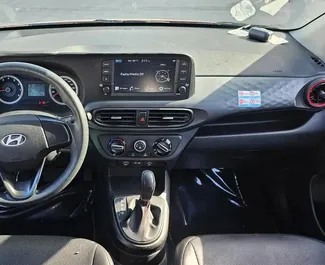 Vista frontale di un noleggio Hyundai i10 a Dubai, Emirati Arabi Uniti ✓ Auto #13977. ✓ Cambio Automatico TM ✓ 0 recensioni.