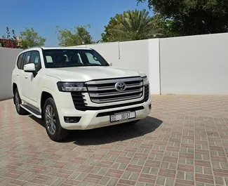 Vista frontale di un noleggio Toyota Land Cruiser 300 a Dubai, Emirati Arabi Uniti ✓ Auto #13952. ✓ Cambio Automatico TM ✓ 0 recensioni.