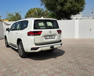 Noleggio auto Toyota Land Cruiser 300 2025 negli Emirati Arabi Uniti, con carburante Benzina e 409 cavalli di potenza ➤ A partire da 520 AED al giorno.
