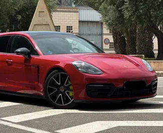 Vista frontale di un noleggio Porsche Panamera ad Alicante, Spagna ✓ Auto #13962. ✓ Cambio Automatico TM ✓ 0 recensioni.