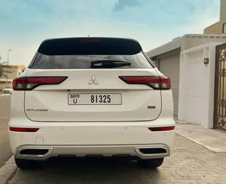Vista frontale di un noleggio Mitsubishi Outlander a Dubai, Emirati Arabi Uniti ✓ Auto #11633. ✓ Cambio Automatico TM ✓ 0 recensioni.
