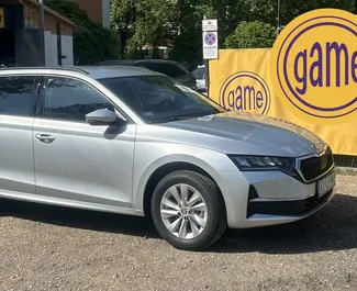 Vista frontale di un noleggio Skoda Octavia Combi a Budapest, Ungheria ✓ Auto #13116. ✓ Cambio Automatico TM ✓ 0 recensioni.