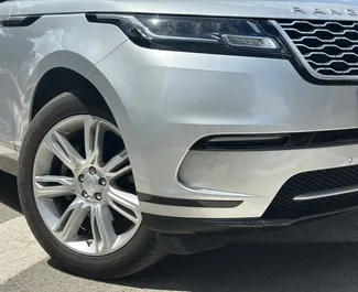 Interni di Land Rover Range Rover Velar in affitto in Spagna. Un'ottima auto da 5 posti con cambio Automatico.