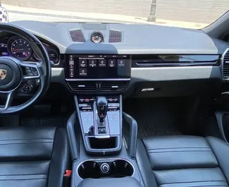 Porsche Cayenne 2020 disponibile per il noleggio ad Alicante, con limite di chilometraggio di 200 km/giorno.