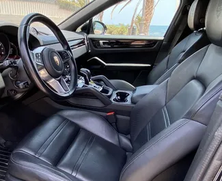 Interni di Porsche Cayenne in affitto in Spagna. Un'ottima auto da 5 posti con cambio Automatico.