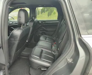 Porsche Cayenne 2018 con sistema A trazione integrale, disponibile a Tbilisi.