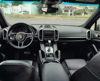 Interni di Porsche Cayenne in affitto in Georgia. Un'ottima auto da 5 posti con cambio Automatico.