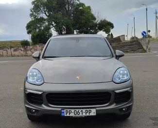 Vista frontale di un noleggio Porsche Cayenne a Tbilisi, Georgia ✓ Auto #13665. ✓ Cambio Automatico TM ✓ 0 recensioni.