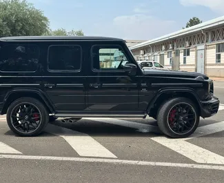Interni di Mercedes-Benz G63 AMG in affitto in Spagna. Un'ottima auto da 5 posti con cambio Automatico.
