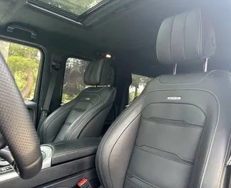Mercedes-Benz G63 AMG 2024 disponibile per il noleggio ad Alicante, con limite di chilometraggio di 150 km/giorno.