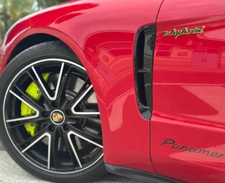 Porsche Panamera 2024 disponibile per il noleggio ad Alicante, con limite di chilometraggio di 180 km/giorno.