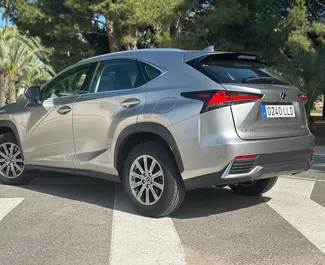 Interni di Lexus NX in affitto in Spagna. Un'ottima auto da 5 posti con cambio Automatico.