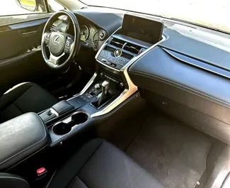 Lexus NX 2021 disponibile per il noleggio ad Alicante, con limite di chilometraggio di 250 km/giorno.