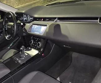 Interni di Land Rover Range Rover Evoque in affitto in Spagna. Un'ottima auto da 5 posti con cambio Automatico.