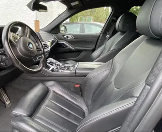 BMW X6 2022 disponibile per il noleggio ad Alicante, con limite di chilometraggio di 200 km/giorno.