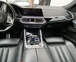 Interni di BMW X6 in affitto in Spagna. Un'ottima auto da 5 posti con cambio Automatico.