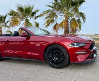 Vista frontale di un noleggio Ford Mustang GT Cabrio ad Alicante, Spagna ✓ Auto #14017. ✓ Cambio Automatico TM ✓ 0 recensioni.