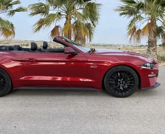 Ford Mustang GT Cabrio 2023 disponibile per il noleggio ad Alicante, con limite di chilometraggio di 200 km/giorno.