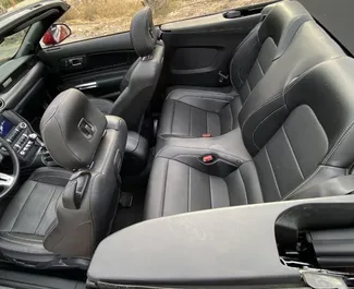 Ford Mustang GT Cabrio 2023 con sistema A trazione posteriore, disponibile ad Alicante.