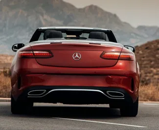 Interni di Mercedes-Benz E-Class Cabrio in affitto in Spagna. Un'ottima auto da 4 posti con cambio Automatico.