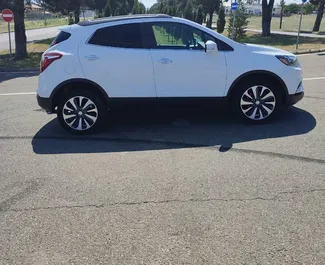 Vista frontale di un noleggio Buick Encore a Tbilisi, Georgia ✓ Auto #14053. ✓ Cambio Automatico TM ✓ 0 recensioni.