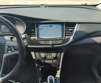 Interni di Buick Encore in affitto in Georgia. Un'ottima auto da 5 posti con cambio Automatico.