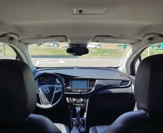 Buick Encore 2021 disponibile per il noleggio a Tbilisi, con limite di chilometraggio di 250 km/giorno.