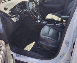 Noleggio Buick Encore. Auto Comfort, Crossover per il noleggio in Georgia ✓ Cauzione di Senza deposito ✓ Opzioni assicurative RCT, SCDW, FDW, Passeggeri, Furto, Senza deposito.