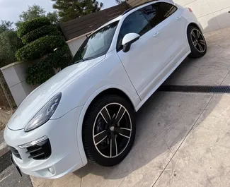 Interni di Porsche Cayenne in affitto in Spagna. Un'ottima auto da 5 posti con cambio Automatico.
