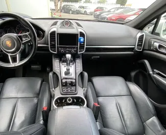 Porsche Cayenne 2017 disponibile per il noleggio ad Alicante, con limite di chilometraggio di 200 km/giorno.