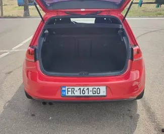 Interni di Volkswagen Golf 8 in affitto in Georgia. Un'ottima auto da 5 posti con cambio Automatico.