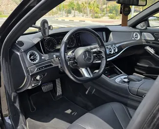 Interni di Mercedes-Benz S500 in affitto in Spagna. Un'ottima auto da 5 posti con cambio Automatico.