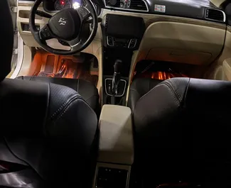 Noleggio Nissan Sunny. Auto Economica, Comfort per il noleggio negli Emirati Arabi Uniti ✓ Cauzione di Deposito di 500 AED ✓ Opzioni assicurative RCT.