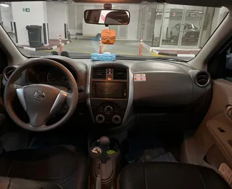 Vista frontale di un noleggio Nissan Sunny a Dubai, Emirati Arabi Uniti ✓ Auto #13944. ✓ Cambio Automatico TM ✓ 0 recensioni.