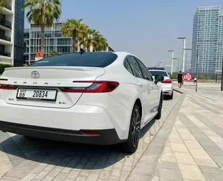 Vista frontale di un noleggio Toyota Camry a Dubai, Emirati Arabi Uniti ✓ Auto #13949. ✓ Cambio Automatico TM ✓ 0 recensioni.