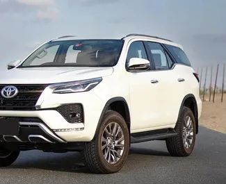 Vista frontale di un noleggio Toyota Fortuner a Dubai, Emirati Arabi Uniti ✓ Auto #12969. ✓ Cambio Automatico TM ✓ 0 recensioni.