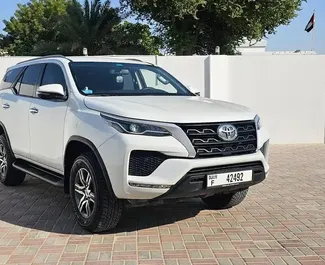 Noleggio auto Toyota Fortuner 2024 negli Emirati Arabi Uniti, con carburante Benzina e 166 cavalli di potenza ➤ A partire da 168 AED al giorno.