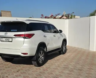 Vista frontale di un noleggio Toyota Fortuner a Dubai, Emirati Arabi Uniti ✓ Auto #11627. ✓ Cambio Automatico TM ✓ 0 recensioni.