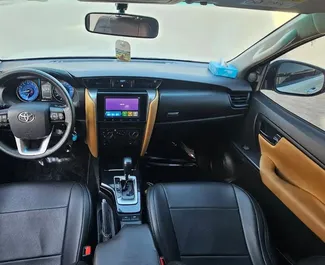 Vista frontale di un noleggio Toyota Fortuner a Dubai, Emirati Arabi Uniti ✓ Auto #11628. ✓ Cambio Automatico TM ✓ 0 recensioni.